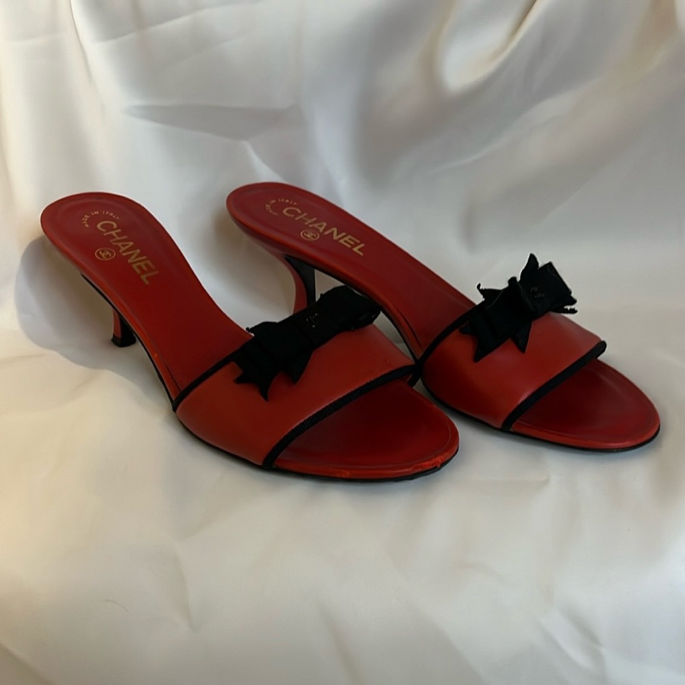 Beautiful red Chanel slip ons with black bows - size 39 1/2 - good condition